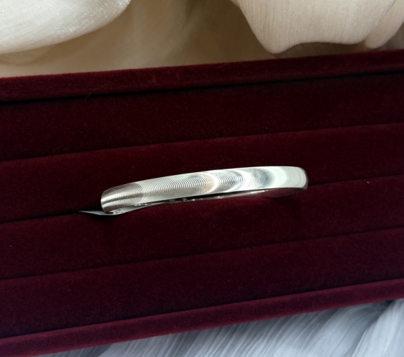 Vòng mắt mèo móc máy 